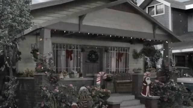 ベス・ベアーズのインスタグラム：「Sound up . Beautiful @tichinaarnold vocals. Beautiful @theneighborhood family . Safe, healthy and hopeful Merry Christmas to all 🎄💛 @cedtheentertainer @iammaxgreenfield @sheaunmckinney @mrmarcelspears @hank_greenspan」