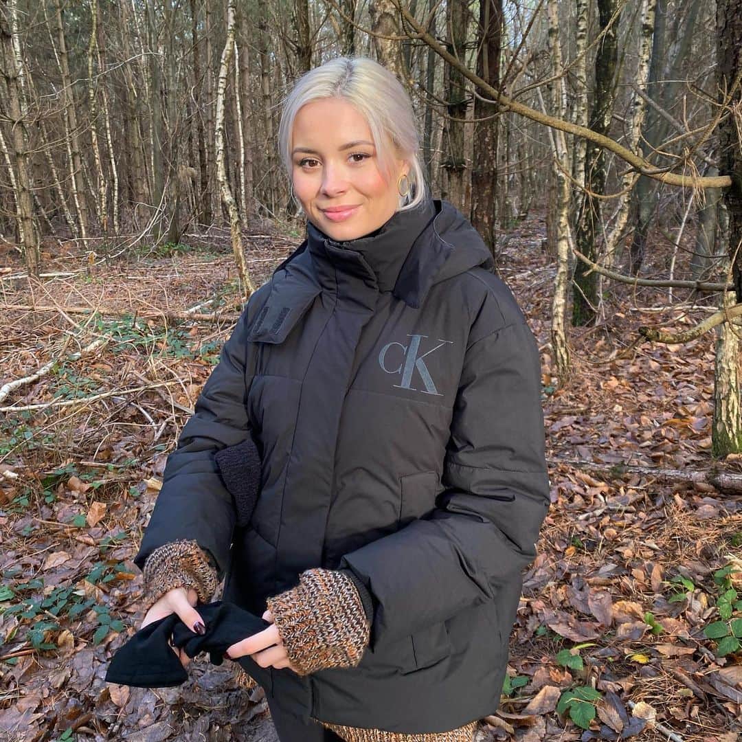 ニーナ・ネスビットのインスタグラム：「just dropping by to say the woods have the best beauty lighting and hope everyone manages to have a decent christmas despite everything going on. thinking of those not able to be with their families this year or struggling with things right now. I’m gonna send a few merry christmas videos before my lunch is ready lol so hit up my DMs if you want one for you or a friend... sending lots of love to you all and ROLL ON 2021. ❤️」