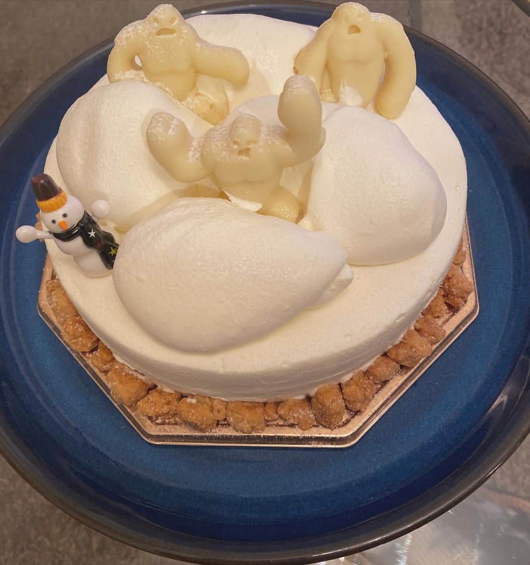 高橋有紀のインスタグラム：「今年はこれだ！！と予約していたケーキ とにかく可愛い物をと思っていたはずだけど、なかなかでした🎂」