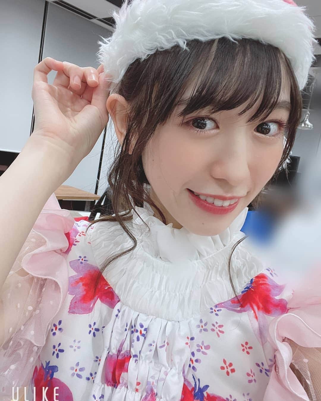 小泉遥香のインスタグラム：「メリークリスマス🎄🎁🎅 今年はお家でゆっくり過ごすのもありですね♡  素敵なクリスマスをお過ごしください٩(*´︶`*)۶  #Instaharum #メリークリスマス #クリスマス #メリクリ #おはる #小泉遥香 #おはるサンタ🎅🏻」