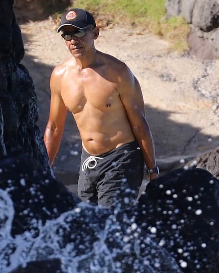 ミッチェル・コリンズさんのインスタグラム写真 - (ミッチェル・コリンズInstagram)「Me before and after those shirtless Obama pics.」12月24日 23時20分 - michcoll