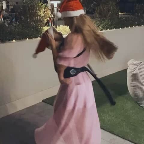 エイミー・ウィラートンのインスタグラム：「Merry Xmas Eve ♥️🎁.... from Demz and I 🎅」