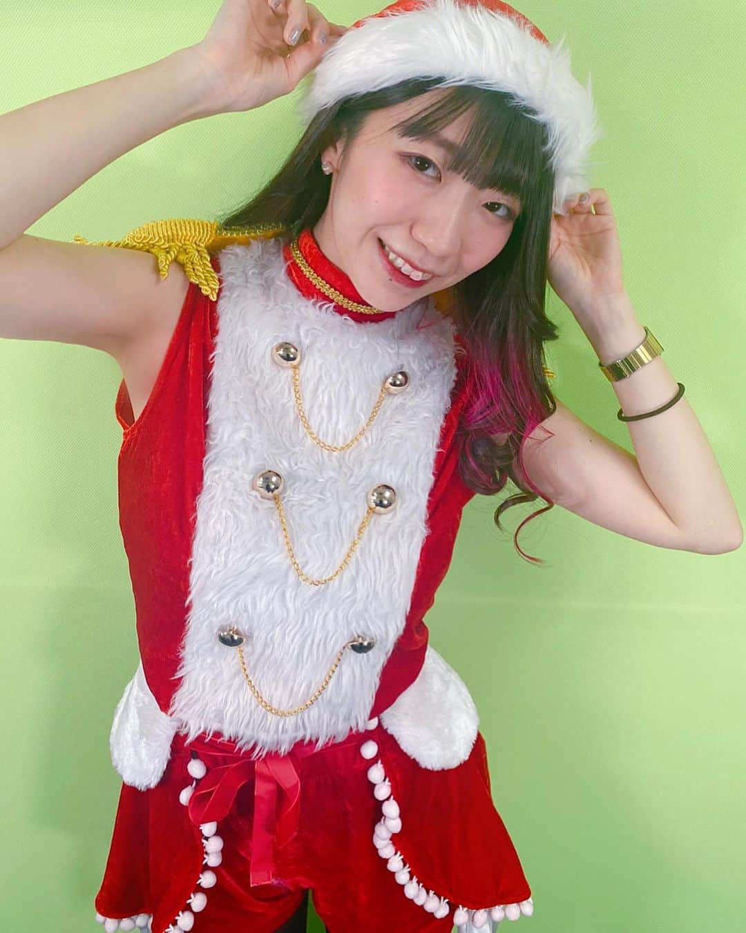 ぱいぱいでか美のインスタグラム：「クリスマス・イヴ❤︎だね〜 ꙳ #happyholidays #merrychristmaseve #サンタコス #でか美ちゃん ꙳ 時期になると必ずサンタの服装をする 不思議な職業やらせてもらってます！ 今月の受注チェキはこんなサンタ服来てみたよん❤︎ トナカイは明日載せます！ というわけでド平日ですがみんな良きイヴをお過ごしください！ 私は玉袋筋太郎さんと吉田豪さんとトークイベントできて とても幸せな夜だったよ〜」