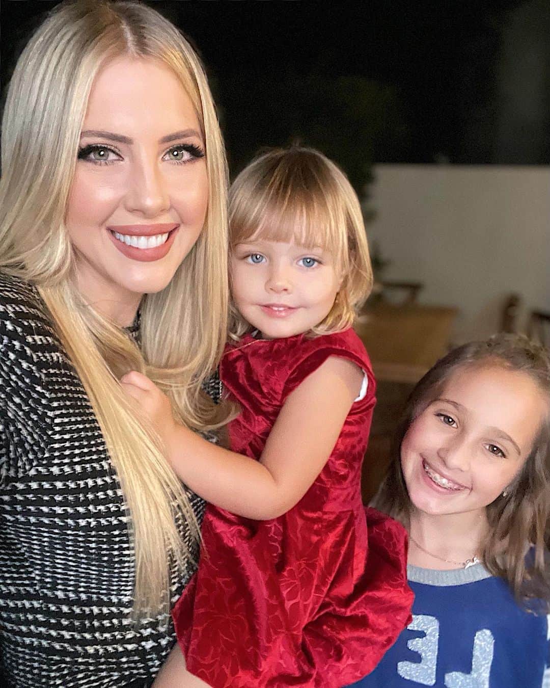 Sascha Barbozaのインスタグラム：「Ellas dos son mis mejores regalos✨ Mis Navidades son un antes y un después de tenerlas, son mucho más bonitas, mágicas y divertidas! 🎄」