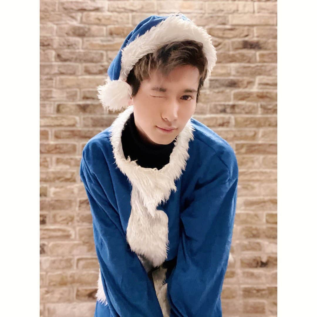 岡田鷹斗さんのインスタグラム写真 - (岡田鷹斗Instagram)「青サンタ🤶💙 Merry X'mas🎄🎁  #クリスマス　#クリスマスイブ #X'mas #青サンタ　#イケメンサンタ　#聖なる夜　#NEVAGIVEUP #ネバギブ #followｍe」12月24日 23時24分 - okada_takato