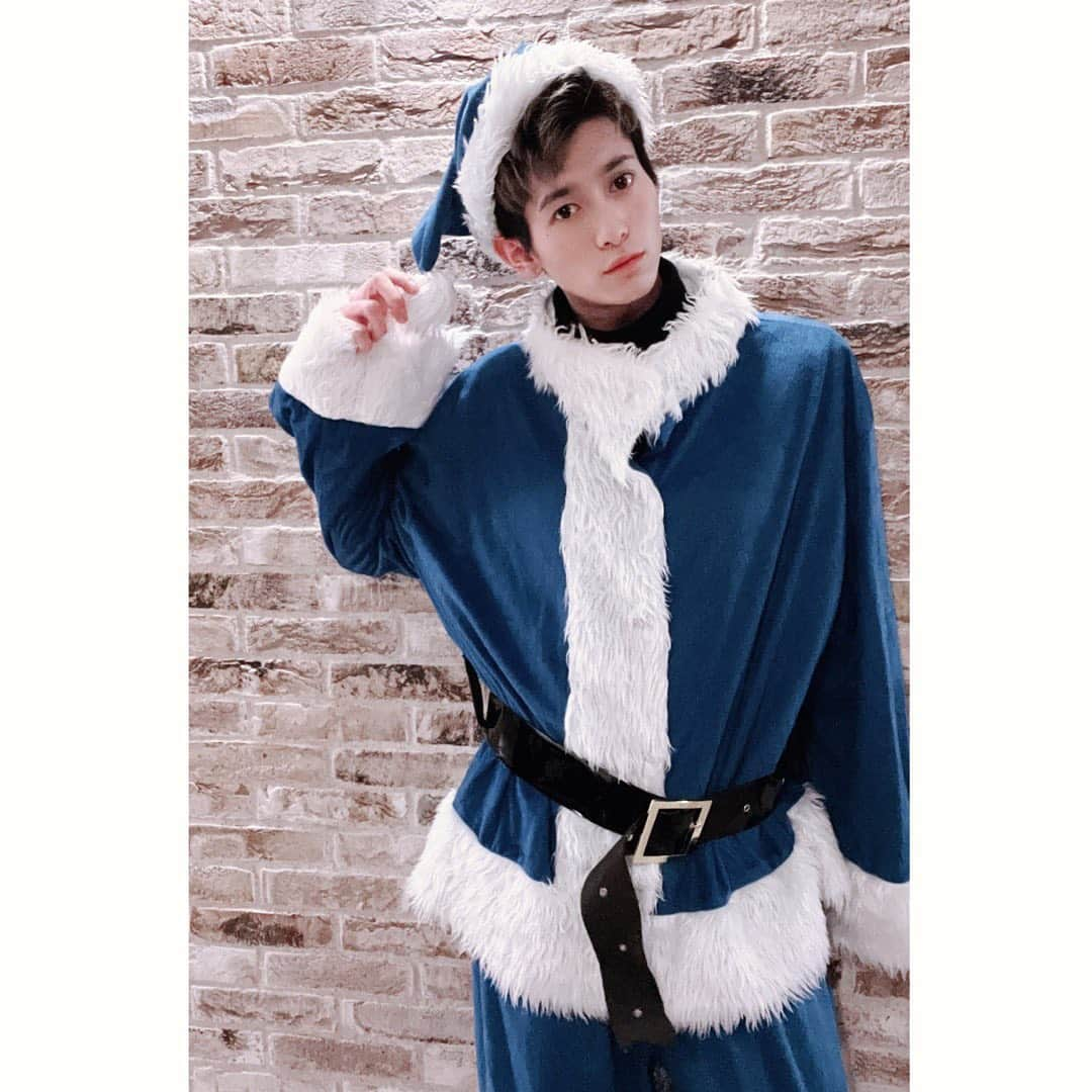 岡田鷹斗のインスタグラム：「青サンタ🤶💙 Merry X'mas🎄🎁  #クリスマス　#クリスマスイブ #X'mas #青サンタ　#イケメンサンタ　#聖なる夜　#NEVAGIVEUP #ネバギブ #followｍe」