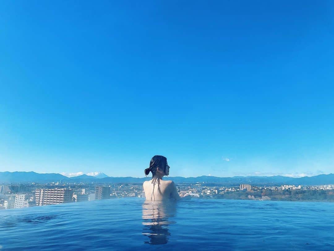 小林玲のインスタグラム：「.﻿ ﻿ ﻿ ﻿ ホテルの屋上に﻿ 温水プールがあって﻿ どの時間帯も景色最高だった✨﻿ ﻿ ﻿ @soranohotel ﻿ ﻿ ﻿ ﻿ #soranohotel#ソラノホテル　﻿ #立川　#東京　#立川ホテル﻿ #都内ホテル　#温水プール　﻿ #インフィニティプール﻿」