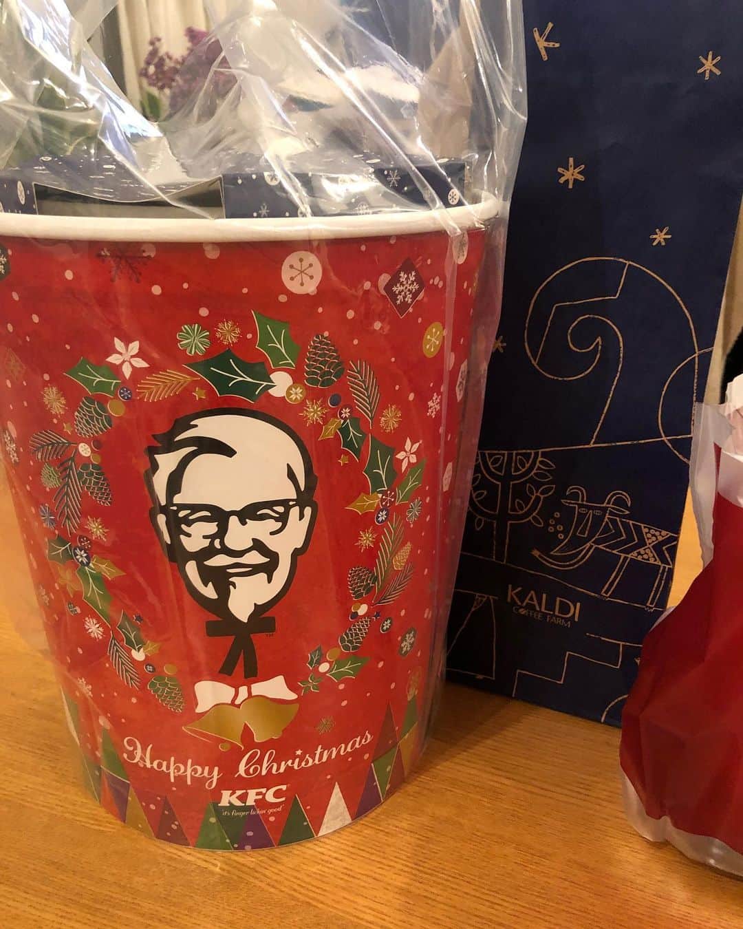 美甘子さんのインスタグラム写真 - (美甘子Instagram)「メリークリスマス🎄🎅 毎年恒例のケンタッキークリスマスバーレルと、ピカールのフォアグラソテーと、ニョッキパスタ🍝、もちろん食べきれないので、明日以降も食べます☺️ #ケンタッキークリスマス  #クリスマスバーレル」12月24日 23時35分 - rekish_mikako