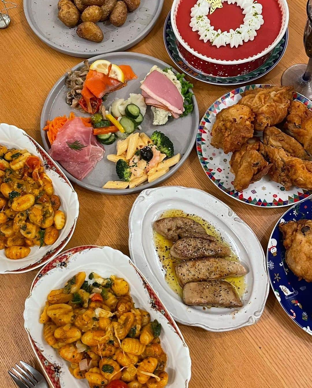 美甘子さんのインスタグラム写真 - (美甘子Instagram)「メリークリスマス🎄🎅 毎年恒例のケンタッキークリスマスバーレルと、ピカールのフォアグラソテーと、ニョッキパスタ🍝、もちろん食べきれないので、明日以降も食べます☺️ #ケンタッキークリスマス  #クリスマスバーレル」12月24日 23時35分 - rekish_mikako