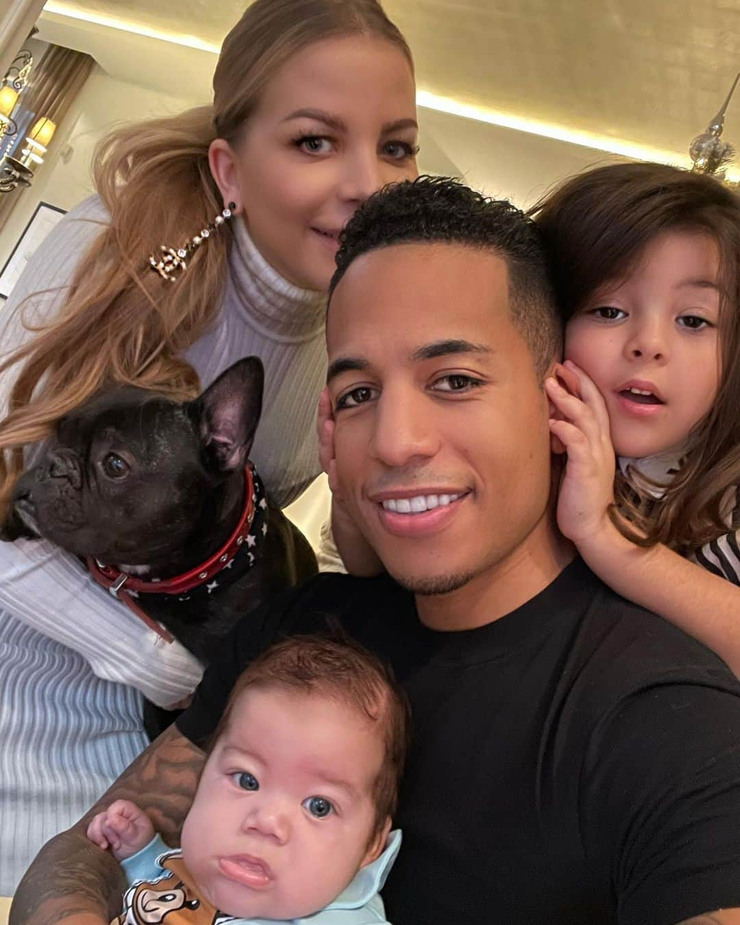 デニス・アオゴのインスタグラム：「Frohe Weihnachten 🎄🎁 👨‍👩‍👧‍👦 🐕 #diefamiliewirdimmergrößer」