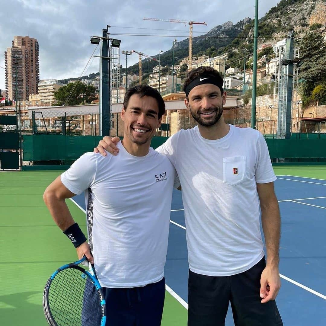 ファビオ・フォニーニのインスタグラム：「Merry Christmas Eve everyone from Mr. @grigordimitrov and myself! 🎄🎾🎅🏻 #christmas」