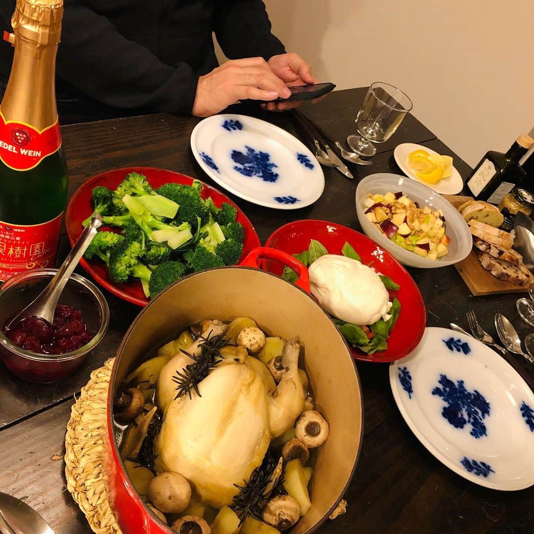 池田有希子のインスタグラム：「稽古も本番もないクリスマス！きゃーーうろたえる！ホールケーキなんて買い慣れないから嬉しくてウエストのホールケーキ3分の1をシードルと共にがっついてしまいました！ポットロースト&付け合せ、サラダ2種類。どうぞ皆様が健やかで幸せな年の瀬を過ごされますように。  #happyholidays #銀座ウエスト #バタークリーム #staysafe」