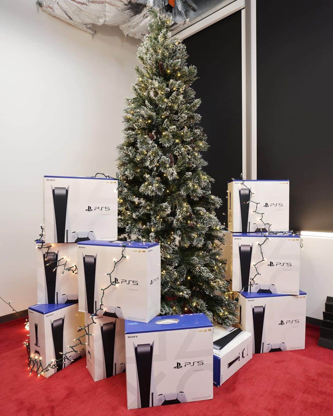 マーケス・ブラウンリーのインスタグラム：「So I seem to have a few extra... anybody down for maybe a Christmas giveaway?」