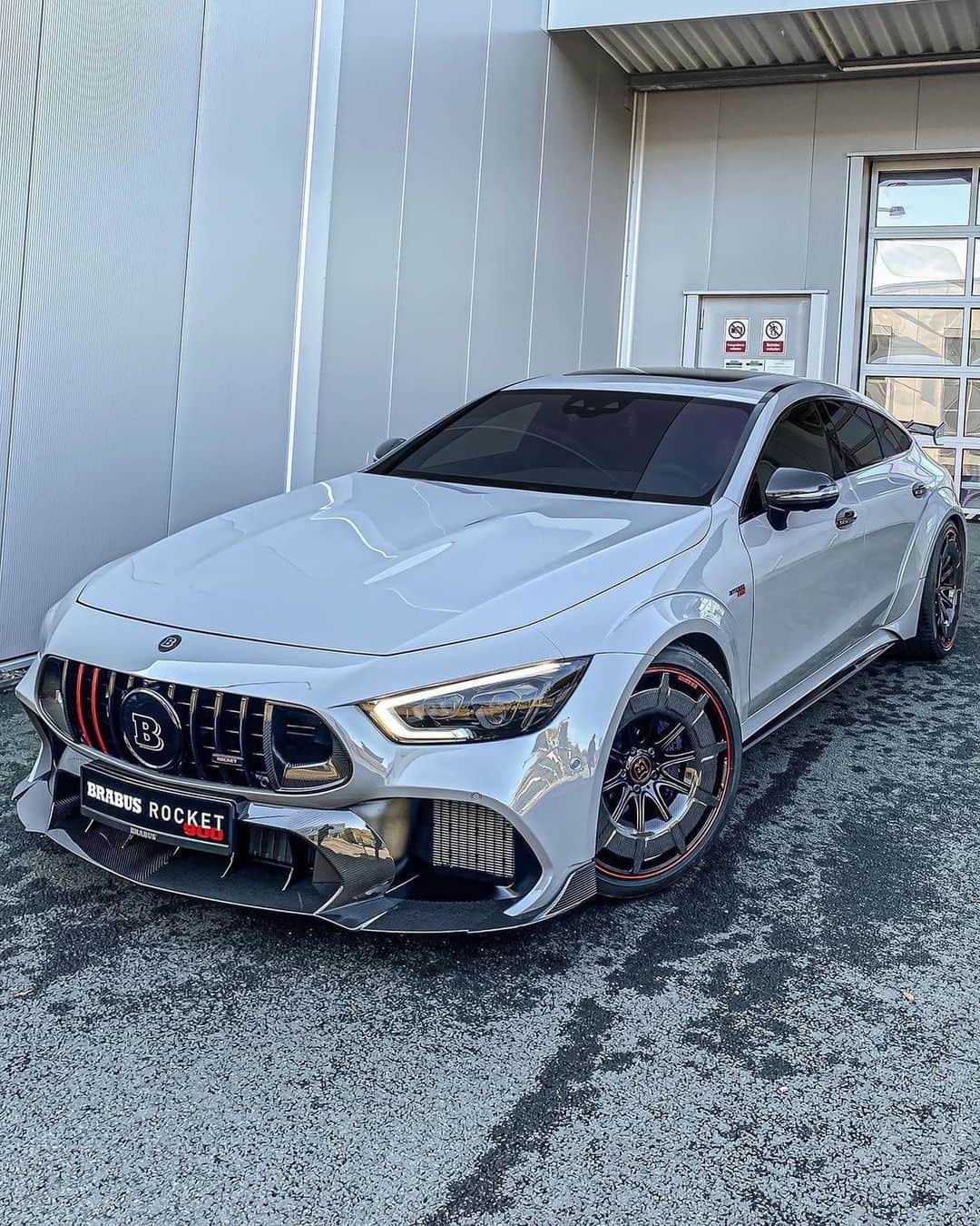 CARLiFESTYLEさんのインスタグラム写真 - (CARLiFESTYLEInstagram)「The beastly Brabus Rocket GT900 Photos by @mr.benz63 #carlifestyle」12月24日 23時28分 - carlifestyle