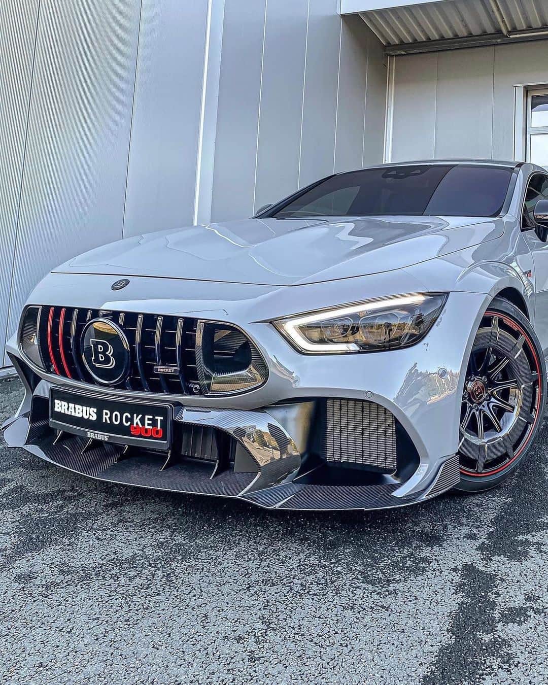 CARLiFESTYLEさんのインスタグラム写真 - (CARLiFESTYLEInstagram)「The beastly Brabus Rocket GT900 Photos by @mr.benz63 #carlifestyle」12月24日 23時28分 - carlifestyle