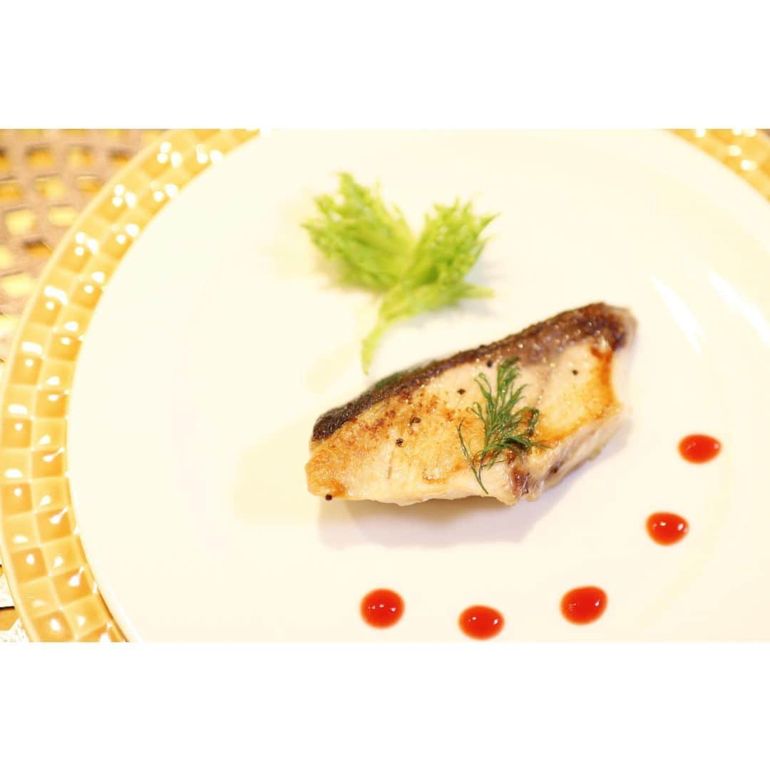 のインスタグラム：「， 今年のクリスマスイブのディナーは 初めてお魚メニューにしてみました🍴✨ 明日はまだ学校もあるし（仕事もあるし） 2日連続お肉にすると2日目はヘビーなので イブは軽めのメニューにしました🎄 ， 娘たちの反応が気になりましたが 「いつものお魚料理もこうしてほしい！」と 喜んでいましたww 明日のクリスマス本番はお肉をいただきますよ💕 ， さて、このあと数時間後、 重要な任務を遂行します😆💕 ， #クリスマスイブ #ディナー #魚 #魚料理  #初の試み」