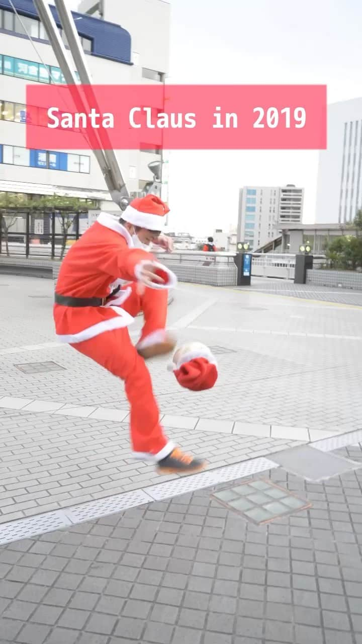 りゅートリックスのインスタグラム：「Coronavirus hit Santa Claus hard🎅🤦‍♂️ Hope he’s still coming this year🙏 ・ ・ 2020年のサンタさんはコロナで大ピンチのようです。 ・ ・ #santaclaus #soccer #football #リフティング　#フリースタイルフットボール　#フットサル #サッカー #サッカー少年 #少年サッカー #サッカー好き #サッカー小僧 #サッカー部 #クリスマス#サンタ#freestylefootball #freestylesoccer #instafootball #nikefootball #christmas #football⚽ #footballlife #433 #lovesoccer #fslife #streetsoccer #iamafreestyler #soccerskills #footballlove #tekkers #speenball @433skills @433 @ftbl @ohmygoal」