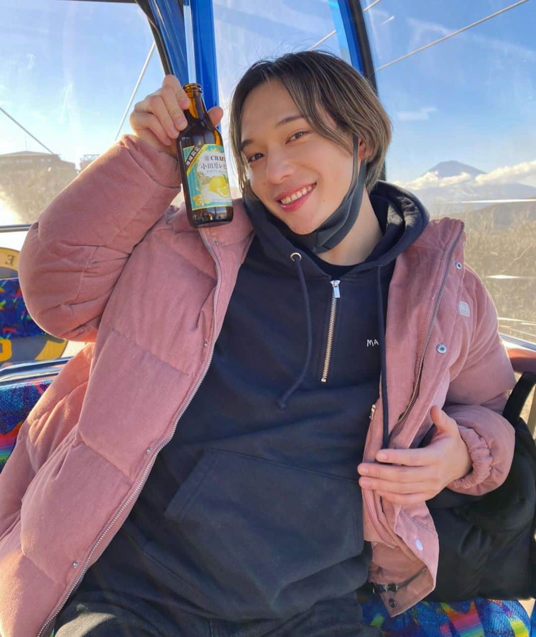のインスタグラム：「こんばんは🌃﻿ ﻿ 先日ちょっぴり遠出してきて素敵なモノを目に入れると称して箱根の美術館めぐりに合わせて大涌谷にいってきました🎨🥚✨﻿ ﻿ 美術館巡りは歴史に通るそれぞれの生き方、考え方、その時代に生きたアーティストの表現にとって何が大切と考えていたかをわかる事ができる場所。﻿ ﻿ 今回伺ったラリック美術館、岡田美術館。﻿ ﻿ どちらも本当素敵だった。。﻿ ﻿ 個人的にラリック美術館でラリックが手掛けたオリエント急行に乗車体験できるティータイムが本当素敵すぎた。。(スライドで載せておくので沢山めくって。。)﻿ ﻿ ﻿ 大涌谷は行ったことがあったけどロープウェイを使って初めていったの。やはり時間をかけて箱根火山を一望できるって中々ないから﻿ すごく感動しましたわ。。黒たまごもたべてれてお酒も飲めて大満足。﻿ ﻿ なんて考えて投稿してるのだけど今日はクリスマスイブですね。﻿ ﻿ 皆さま素敵な聖なる夜を🎄(聖なる夜が鳴り響く夜/タンポポ)﻿ ﻿ では今日もいい夜を🌉﻿」