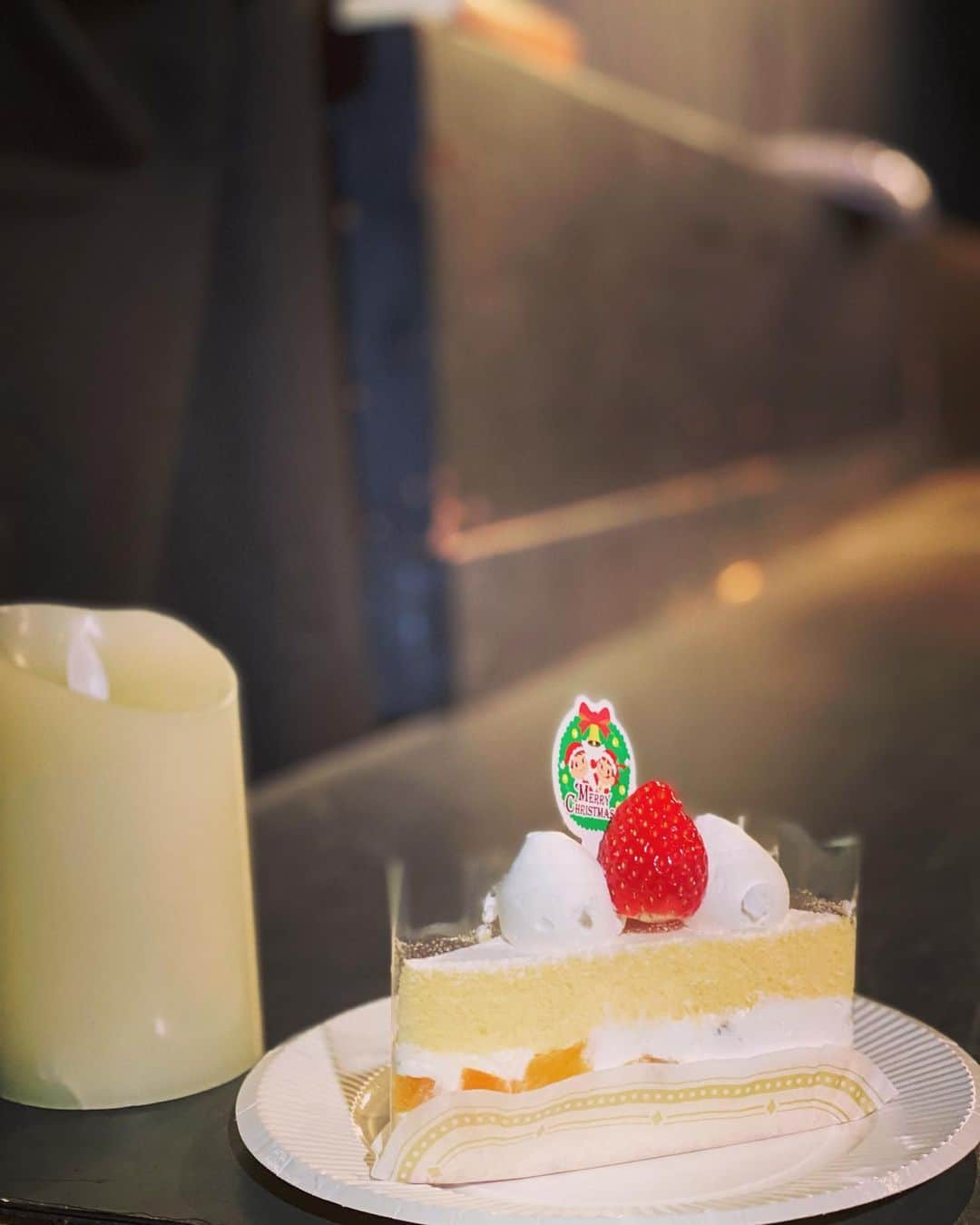 のインスタグラム：「昨日から実験的映像演劇作品SHADOWSの撮影が始まりました！本日誕生日のスタッフさん、そして12月生まれのキャストの方もいたので、劇場でお祝いをしました！ そしてなんと！ケーキは人数分を用意してくれてました〜 劇場でお祝いしながら撮影… 自分はとても素敵なクリスマスを過ごせていることに感謝しています。 皆さんもどうか素敵なクリスマスをお過ごし下さい。#シャドウズ #マダラバ #映像演劇 #映劇 #ウエストエンドスタジオ」