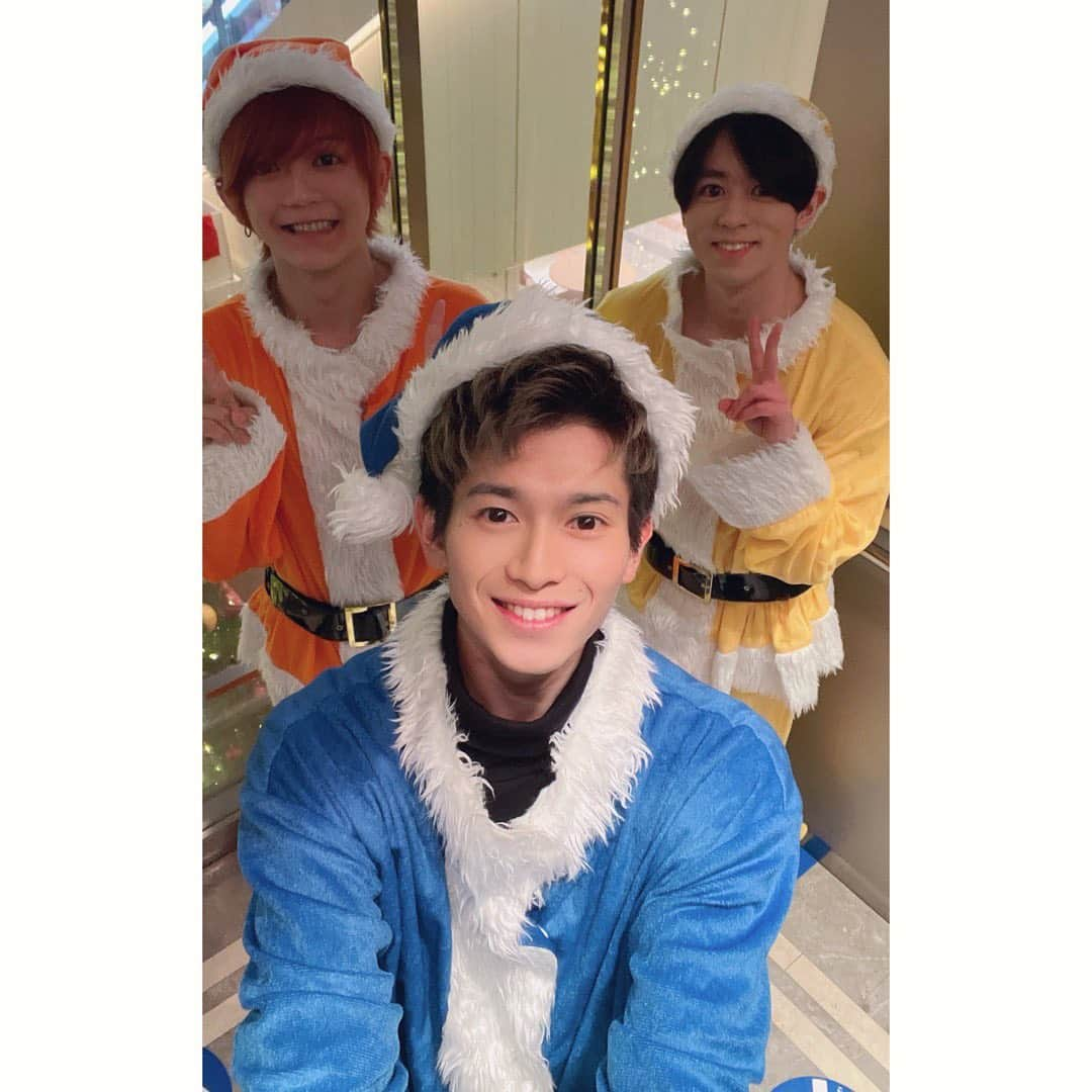 岡田鷹斗さんのインスタグラム写真 - (岡田鷹斗Instagram)「青サンタ💙×黄色サンタ💛　 　　　橙サンタ🧡  #merrychristmas  #xmas  #クリスマス　#イルミネーション　#クリスマスツリー  #NEVAGIVEUP #聖夜 #followme #岡田鷹斗　#安藤裕也　#澁澤克月」12月24日 23時32分 - okada_takato