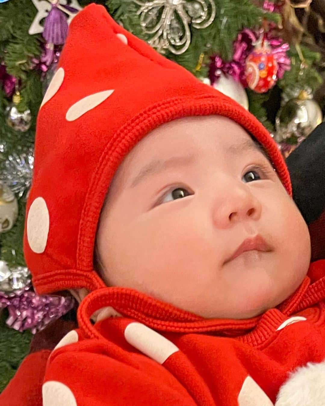 Elva Niさんのインスタグラム写真 - (Elva NiInstagram)「It’s Christmas Eve 🎅🏻🎄 Sending the blessings and love from my little one~👶🏻 #our1stchristmas  #christmaseve2020」12月24日 23時32分 - misselvani