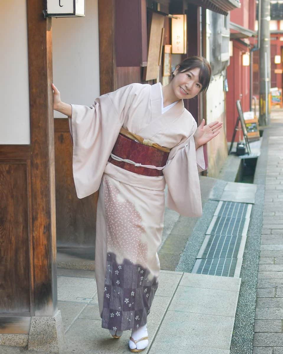 女子アナ47のインスタグラム：「石川県の多賀祐子です。金沢の観光地は賑わいを取り戻しつつあります。 人気なのはやはり、ひがし茶屋街！ そこで今回は、私が着物姿でナビゲートしながら 金沢観光が２倍楽しくなるよう、知って得する茶屋街情報をお届けします。 ぜひ、いんぎら～っと（ゆっくりと）記事を読んで、 金沢旅気分を味わってたいね（下さいね）！  #女子アナ４7 #47プロジェクト #多賀祐子 #石川県 #金沢市 #ひがし茶屋街 #金沢 #金沢観光 #着物 #着付け #着物女子 #撮影スポット #主計町茶屋街 #金沢弁 #ロケ地」