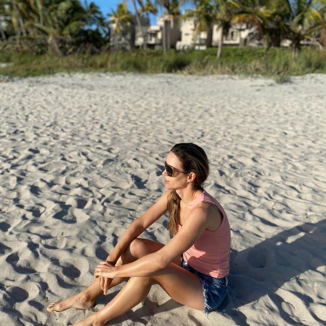 ベアトリス・レカリのインスタグラム：「Back to last’s years Christmas where we were in multiple places at the same time... Merry Christmas to everyone, every single day ❤️」
