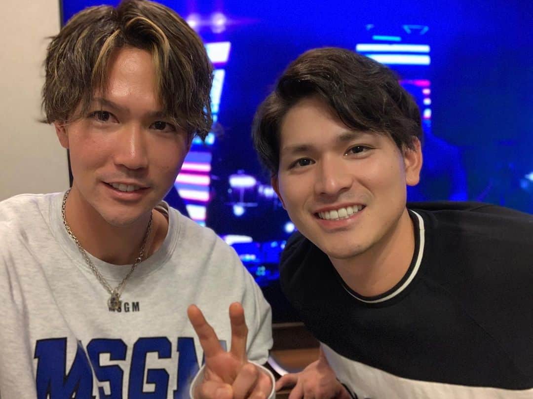 古村徹のインスタグラム：「☆ ☆ ☆ 先日神様と久々に。 相変わらずくっそイケメンで 隣に居れない、居たくない。笑 いやむしろ隣、なんなら同じ空気 吸わせて頂いてありがとうございます。 ☆ ☆ 同級生みんな頑張ってほしいなー ちばりよー ☆ #神里和毅  #神 #カミ #神様  #イケメン #同級生 #denaベイスターズ  #横浜優勝 #かっこよすぎ #イヴもトレーニング  #神里ファンの皆様 #お隣頂きました」