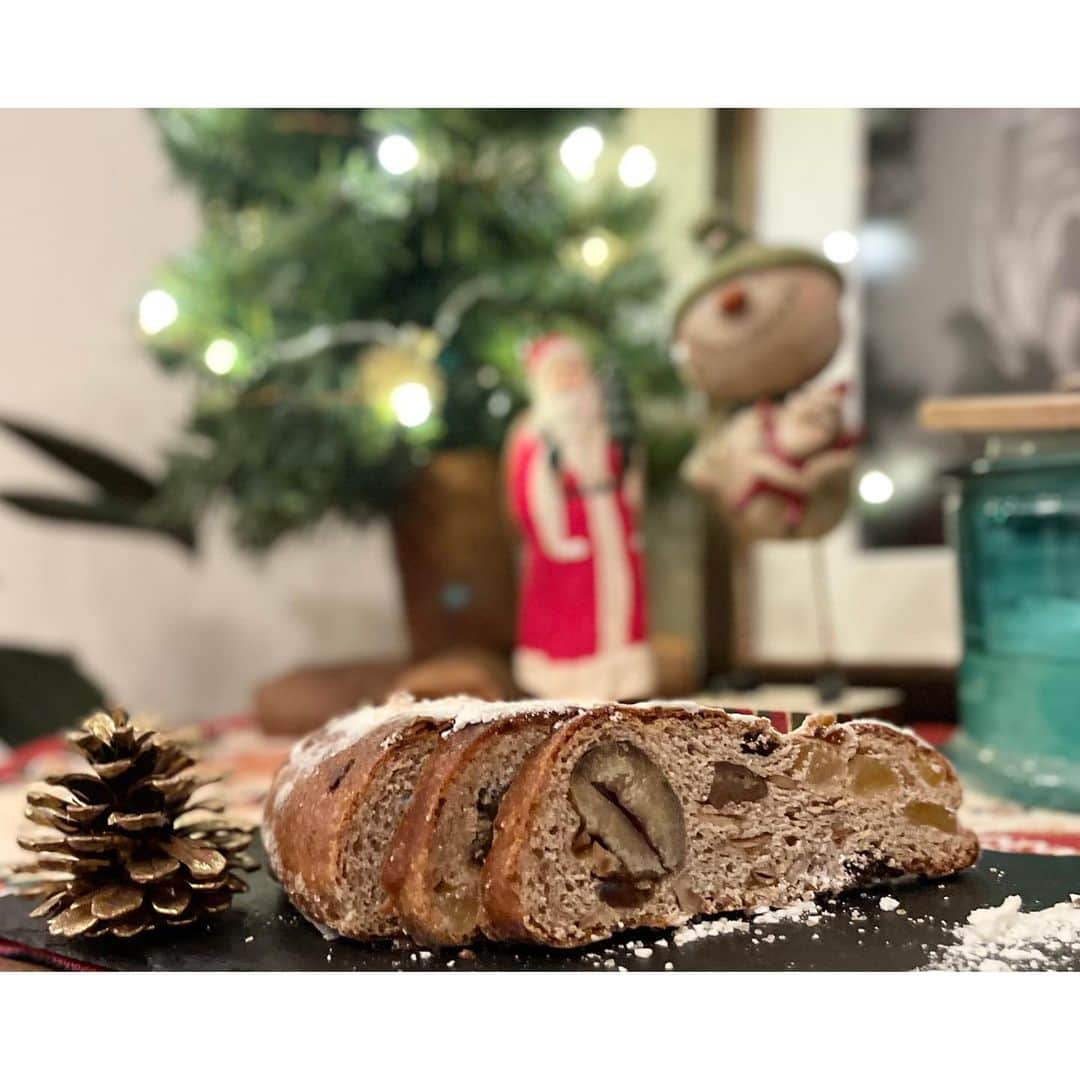 太田彩乃のインスタグラム：「シュトーレン好き過ぎて初めて手作り🎄  パン焼いた事ないのにいきなりのシュトーレンに挑戦。笑 イヴに無事にカットして味わいました🧡いろんなシュトーレン食べてるからか、入れるドライフルーツとかで自分好みの味が作れてすんごく美味しかった💫  作るのに時間のかかるシュトーレンをリモートでレッスンしてくれた先生。長時間ありがとうございました！  焼きあがってから3日ぐらいは食べられないから、すぐに和風素材の別verシュトーレンも作っちゃった😋  皆さま良きイヴを🧡 メリークリスマス🎄🎁 . . #homemadesweets #シュトーレン2020 #手作りシュトーレン #シュトーレン食べ比べ #我が家のクリスマスケーキ #シュトーレン好き集まれー」