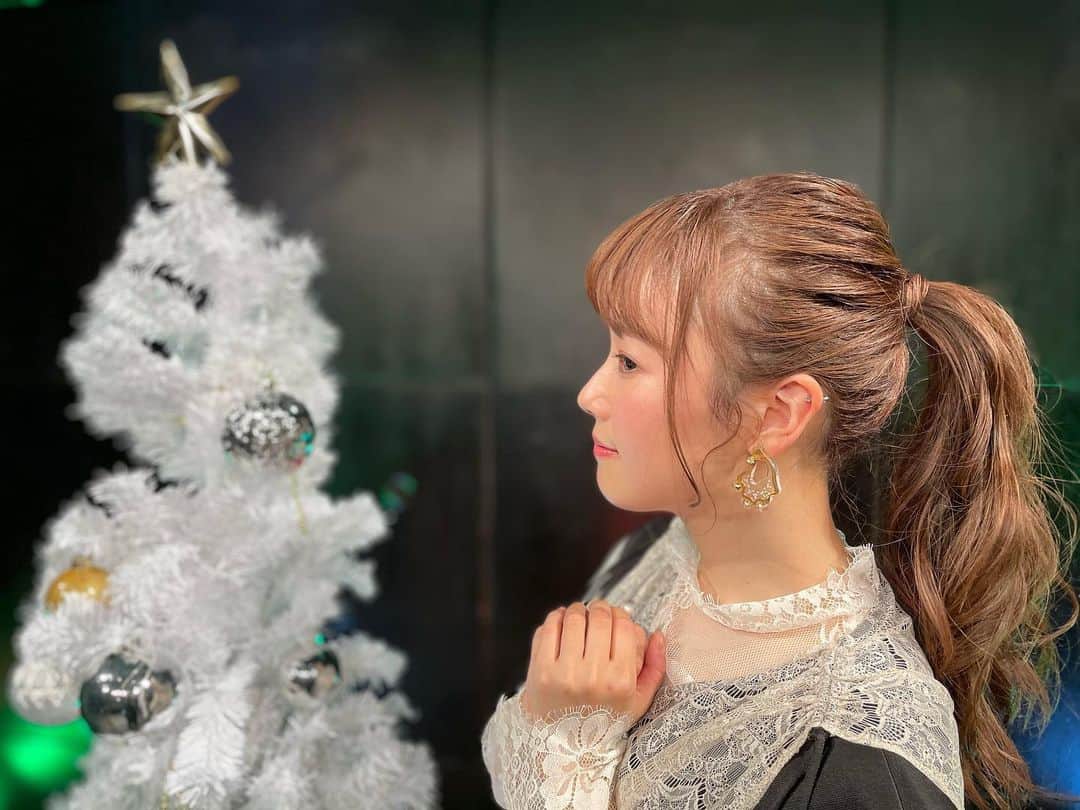 直田姫奈のインスタグラム：「本日のヘアスタイルはポニーテール🎶 そして、EL PRODUCTSさんのピアス✨ ワンピースはちょっとドレッシーな感じでした！  超可愛くしてもらってニコニコしてました☺️💓  そしてスペシャルサンクスはギターのぎたまるです🎶 本当にありがとうね、ぎたまる。  #メリークリスマス」