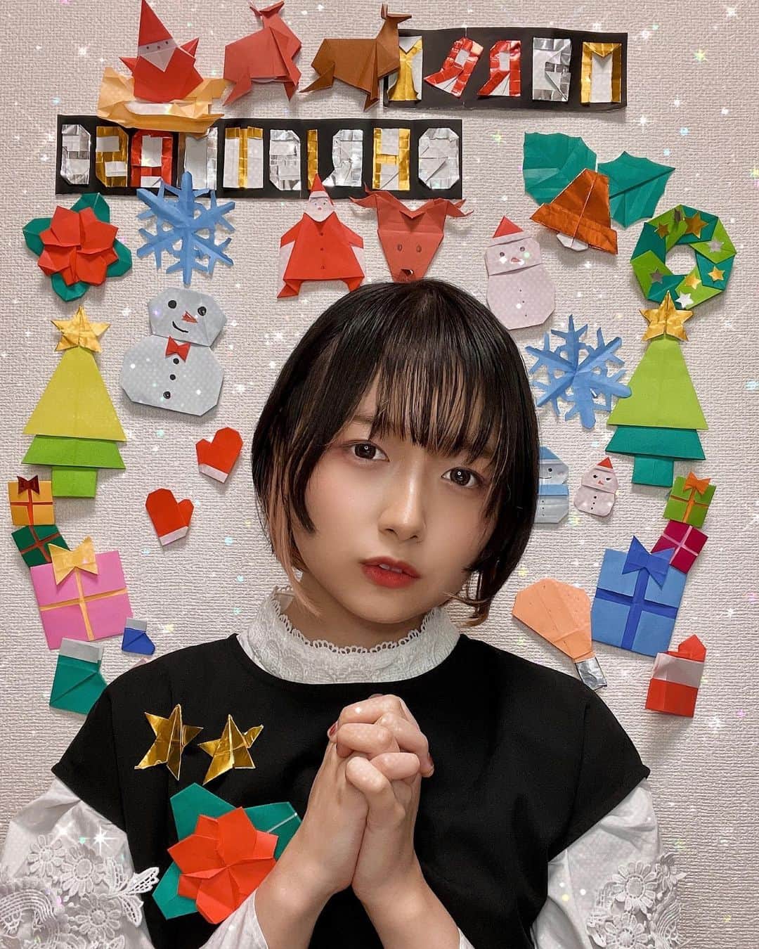 のインスタグラム：「メリクリリコ！！ ・ ・ 私にもサンタさんくるかな〜 ・ ・  #クリスマス #折り紙クリスマス #christmas #xmas  #christmasmakeup #おうちクリスマス #お洋服大好き #ライブ衣装 #デザインカラー #インナーカラー #モデルさん#RIRIKO #インナーカラーピンク #singersongwriter🎤 #ひし形ボブ #ひし形シルエット #ショートヘア #ワンピースコーデ #毎日コーデ #今日のコーデ #ootd #被写体 #くせ毛を活かす #くせ毛ショート」
