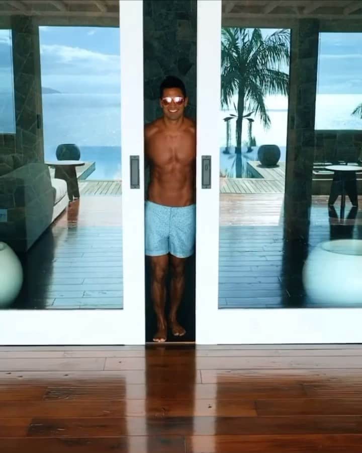 オールバーブラウンのインスタグラム：「@JeremyJauncey has us dreaming about our next getaway 🌍 We asked him & other OB friends, @jamesmcvey, @mr.rutherford, @ryanstylesnyc & @styleanderror where they hope to visit next year & the OB they will be packing 🎒. Read all about the best destinations to explore in 2021 via our stories. 👆 #OrlebarBrown #OBsAroundTheWorld」