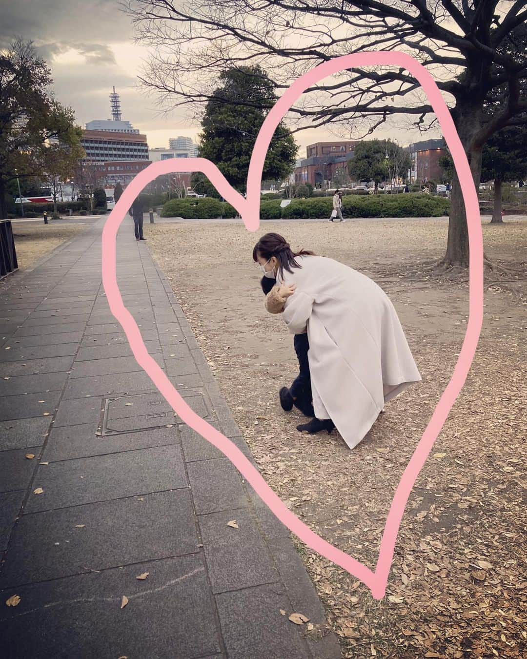 釈由美子さんのインスタグラム写真 - (釈由美子Instagram)「撮影終わりに 息子が駆け寄ってきて ぎゅーっ♡   ( 〃▽〃) 💕  仕事中は、 パパと遊んで待っててくれました 🎅🤶  クリスマスケーキ🎂🎄とチキン🍗をデパ地下で買って帰り  我が家でささやかなクリスマス🎄🪅のお祝いをしました🥂☺️✨  #クリスマスイヴ #メリークリスマス🎄  #あいしてる #ちびサンタさん🤶💕」12月24日 23時37分 - yumikoshaku