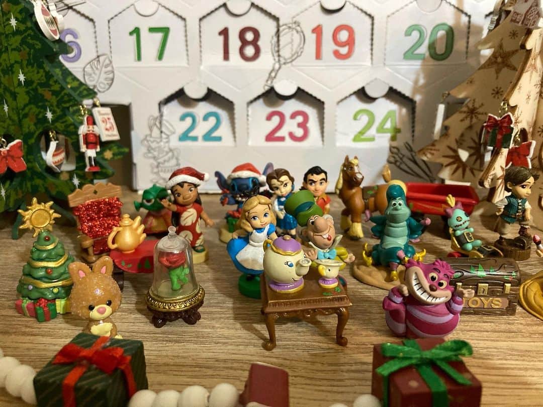 坂崎ユカさんのインスタグラム写真 - (坂崎ユカInstagram)「MerryX’mas🎄✨  クリスマスカレンダーも今日で完成💎 かわいいディズニーたち🧡」12月24日 23時38分 - yuka_sakazaki_ayayayay
