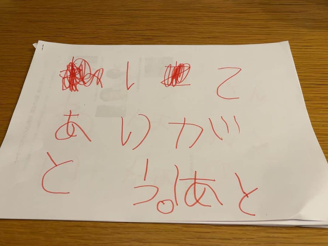諸岡なほ子さんのインスタグラム写真 - (諸岡なほ子Instagram)「最後、なぜそれを知りたい…？笑  息子のサンタさんへの手紙、感謝と質問のみで、ほしいものは書いていない。  ま、サンタさんはお見通しだけどね。  #サンタさんへの手紙」12月24日 23時38分 - morookanahoko