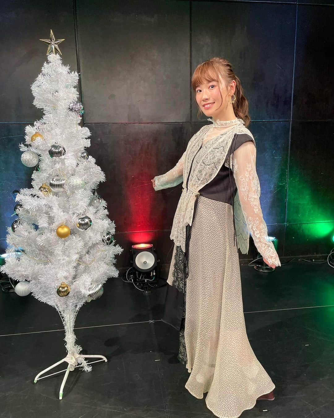 直田姫奈のインスタグラム：「直田姫奈ファンイベントVol.3〜ひなまるとはじめてのクリスマスパーティー〜をご来場＆ご覧いただき本当にありがとうございました！  私が1人でずーっと喋りまくってたイベントでしたが、楽しんでいただけましたでしょうか？ ゲームコーナーは本当に楽しかったな〜 ぴったり当てるのはやっぱ難しかった……！ ジェスチャーゲームは最高だったね✨ でもやっぱりみんなの背中が見れなくてちょっと寂しかったかな！笑 私のファンイベはみんなの背中見て、私の話をスルーされるのがお決まりだからね！笑 またみんなの背中見れるまで頑張り続けます👍🏻 . ライブコーナーでは ・気持ちはWhite Xmas/SPR5 久しぶりに歌って踊った〜🎶 楽しい曲！！！しかも初のクリスマス時期に歌えて感無量✨✨ ・カワキヲアメク/美波 ・笑えよ乙女/コレサワ ・裸の心/あいみょん この3曲をギターの弾き語りでメドレーにてお届けしまたが、めーっちゃドキドキしました…！ 「恋」をテーマにメドレーにしました。 一言に「恋」と言ってもいろんな恋がありますよね。 この少女は幸せになるのかな…？なってほしいな… また違う「恋」をテーマにやってみたいな〜とも思ったり。 ・Never say die/YUI この歌詞の通りみんなに届けたい思い。 「やんなっちゃうけれどいいことがあんのも人生 そうやって続けんだ Never mind Never say die」 この1年いろんなことがあったね。 悔しいことや悲しいこともあったかもしれない。でも絶対思い出として笑える日に変わる。 そんな日々の中でも一つの光はあるかもしれない。 その光に私もなれたらいいなと…。 そのためにもっと頑張るぞ…！という想いも込めてお届けしました。 . 最後の最後まで本当に楽しいイベントでした。 「みなさんとわいわいしたい」という今までの雰囲気を大事にしたいけど、このご時世どうしたらいいのか… この私のワガママをスタッフさんたちは叶えてくれました。 みなさんもちゃんとお約束守って私の想いを叶えてくれました。 たくさんの方に支えられて今日を無事開催できました。 本当にありがとうございます。 これからもみなさんに笑顔を届けられるように頑張りますので、よろしくお願いします✨✨ . メリークリスマス🎄🎄🎄🎄  #ひなメリー #最高の #クリスマス」