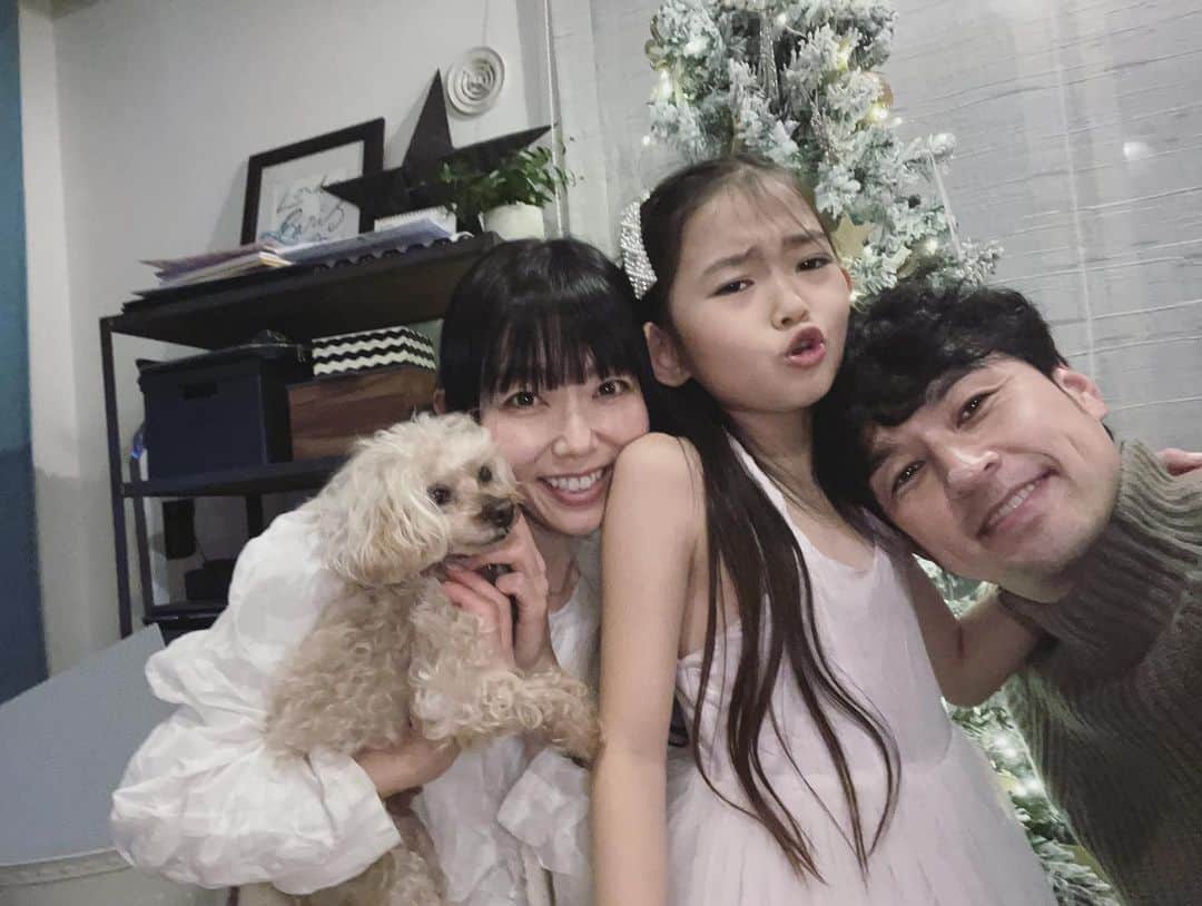 簑島三佳のインスタグラム：「😂😂😂  毎日チビに翻弄されてる  #merrychristmas」