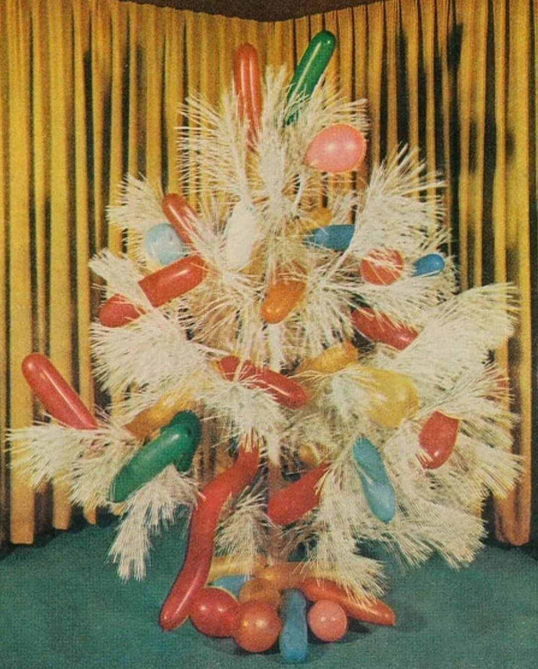 エイミー・セダリスさんのインスタグラム写真 - (エイミー・セダリスInstagram)「@daughterofthe70s ・・・ Party Tree #balloondecor #christmastree #1970s #holidaydecor #70s #holidaytree #frosted #whitechristmas #christmasdecor #livingroomdecor #familyroom #70sstyle #partyroom #midcentury #mod #pod #interiors #seventies #70sdecor #curtainwall #popart #70sdesign #candyland #mcm #interiordesign #daughterofthe70s #candycolors #keepitsimple #arthouse #partytime」12月24日 23時39分 - amysedaris