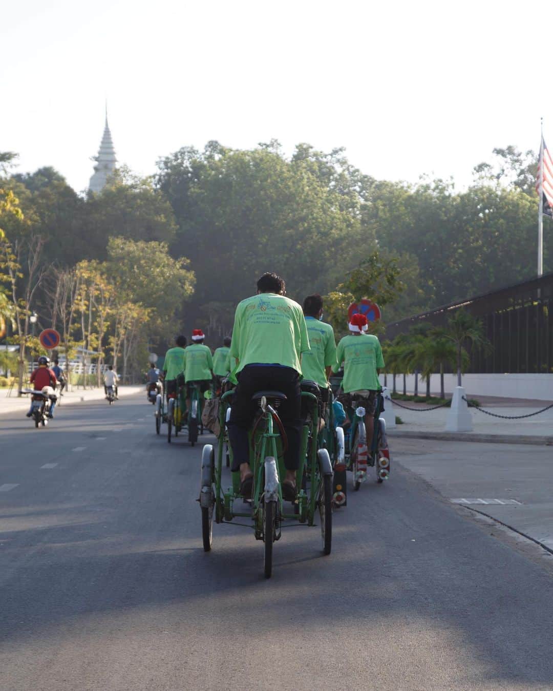 Shunsuke Miyatakeのインスタグラム：「Merry Christmas from Phnom Penh, Cambodia #Christmasforcyclo」