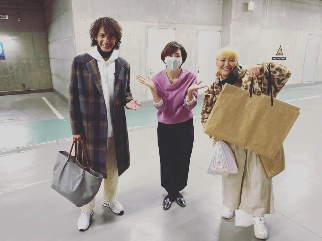 丸山桂里奈さんのインスタグラム写真 - (丸山桂里奈Instagram)「陣内さん🏠🎈ありがとうございました😭 やっと受け取れました〜🎅 陣内さん、ありがとうございました😊わざわざ駐車場まで来てくださって、、、😭 よかったです❤️そして、ありがとうございました😊アスリートの大先輩として、そしてこうしてまたアスリートではないかたいアスファルトの下で出会えてよかったです😍😍😍 旦那さんを、イタリアーノと呼ぶ人😍 今度はアスリート夫婦で会いたいです🍕  #お祝い #陣内さん #そらじろー #今日はぽつりん #夕方の顔 #アスリートの大先輩 #優しすぎる #いつも気にかけてくれる #おねえちゃん #また早く会いましょう #いい意味で #インスタバエ」12月24日 23時41分 - karinamaruyama