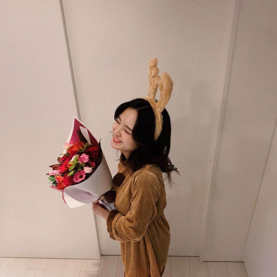 和田優香のインスタグラム：「お仕事終わりにお花とケーキ買ってきてくれましたありがとう🌷🌹  今年も一緒に過ごせて幸せです🎅🏻  #merrychristmas」