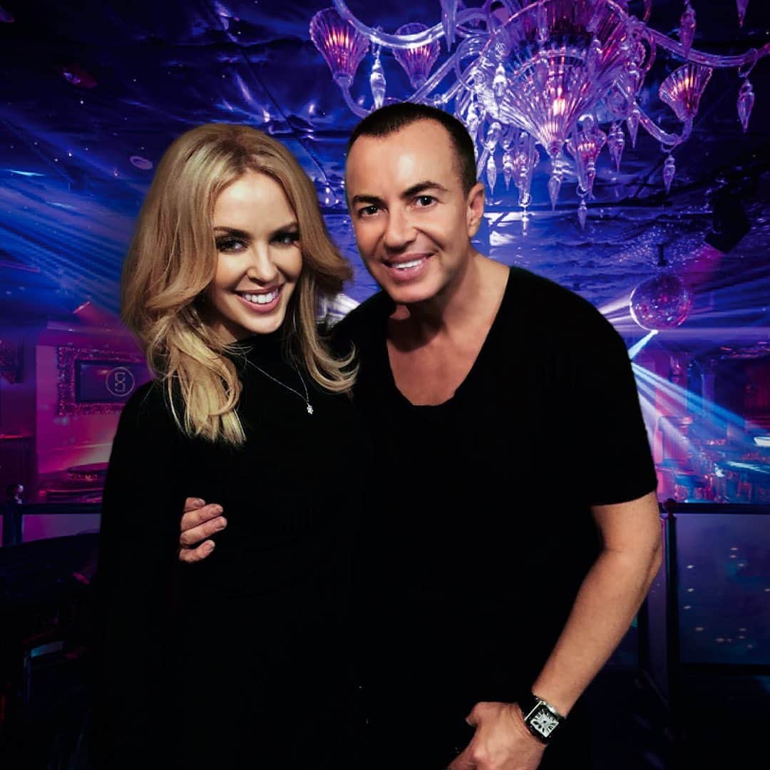 ジュリアンマクドナルドのインスタグラム：「Wishing everyone a Happy Christmas! I hope all of you have a fantastic festive season ✨🎄 Thank you for all your support this past year ❤ Love Julien x  Pictured here with my fantastic and fabulous friend, the one and only @kylieminogue   .@kylieminogue wearing a #JULIENMACDONALD liquid gold metallic faceted piete hand cut sequin gown with thigh high split and cut out sections at the Royal Variety Performance in the presence of HRH Queen Elizabeth and the Duke of Edinburgh   Styled by the amazing @_williambaker」