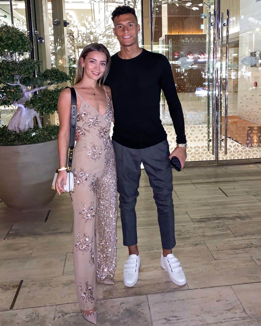 のインスタグラム：「7 years. Thank you for everything ❤️ I love you 😘 @evelynniiee」