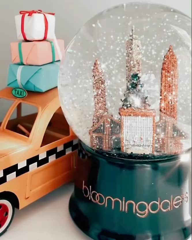 Bloomingdale'sのインスタグラム：「We brought our own snow 😉❄️ Wishing you a cozy #ChristmasEve!  🎥: @pagingmrsgehrels」