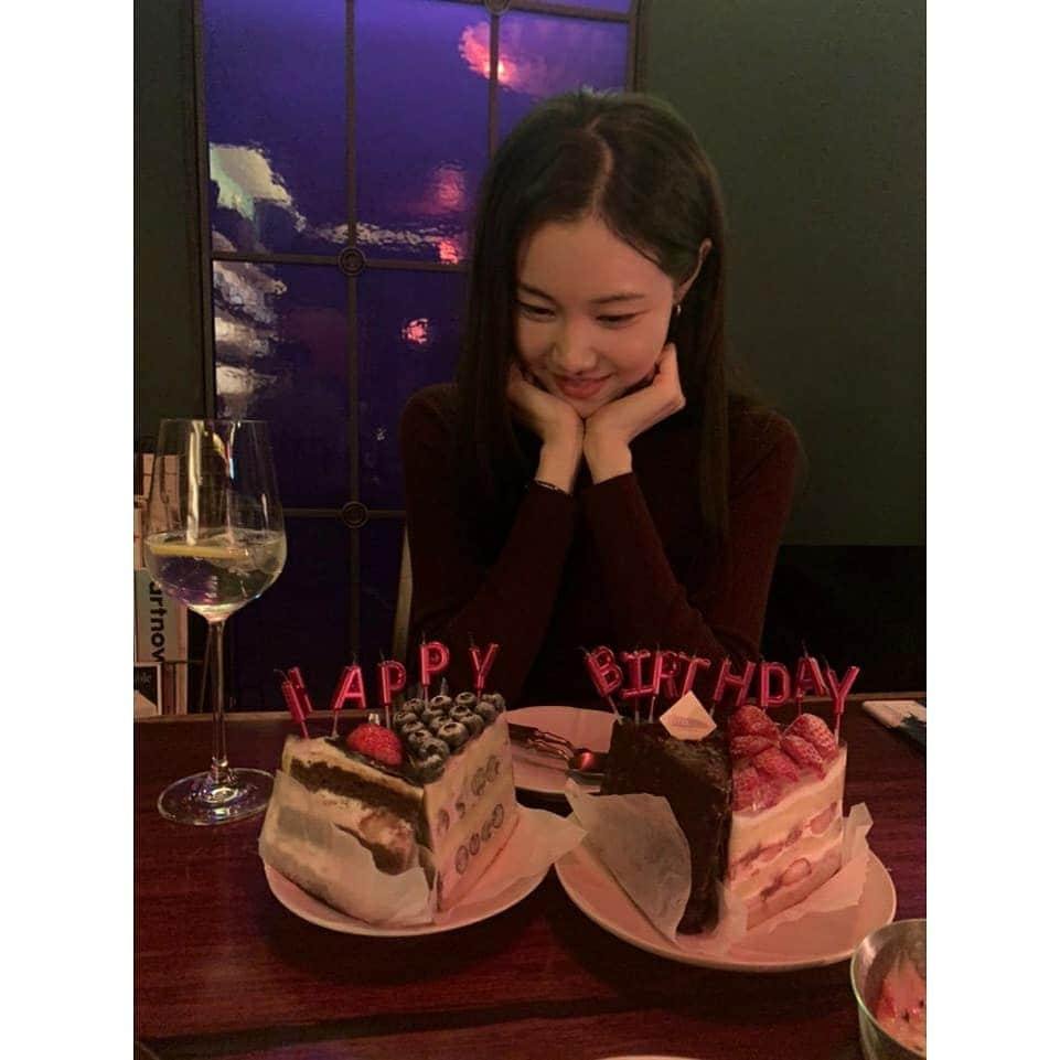 キム・イェウォンさんのインスタグラム写真 - (キム・イェウォンInstagram)「🎂🥂👭💓 #nottoday  :)」12月24日 23時46分 - __kimyewon