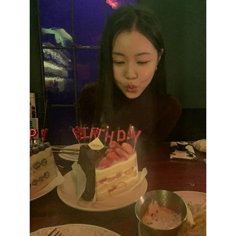 キム・イェウォンさんのインスタグラム写真 - (キム・イェウォンInstagram)「🎂🥂👭💓 #nottoday  :)」12月24日 23時46分 - __kimyewon