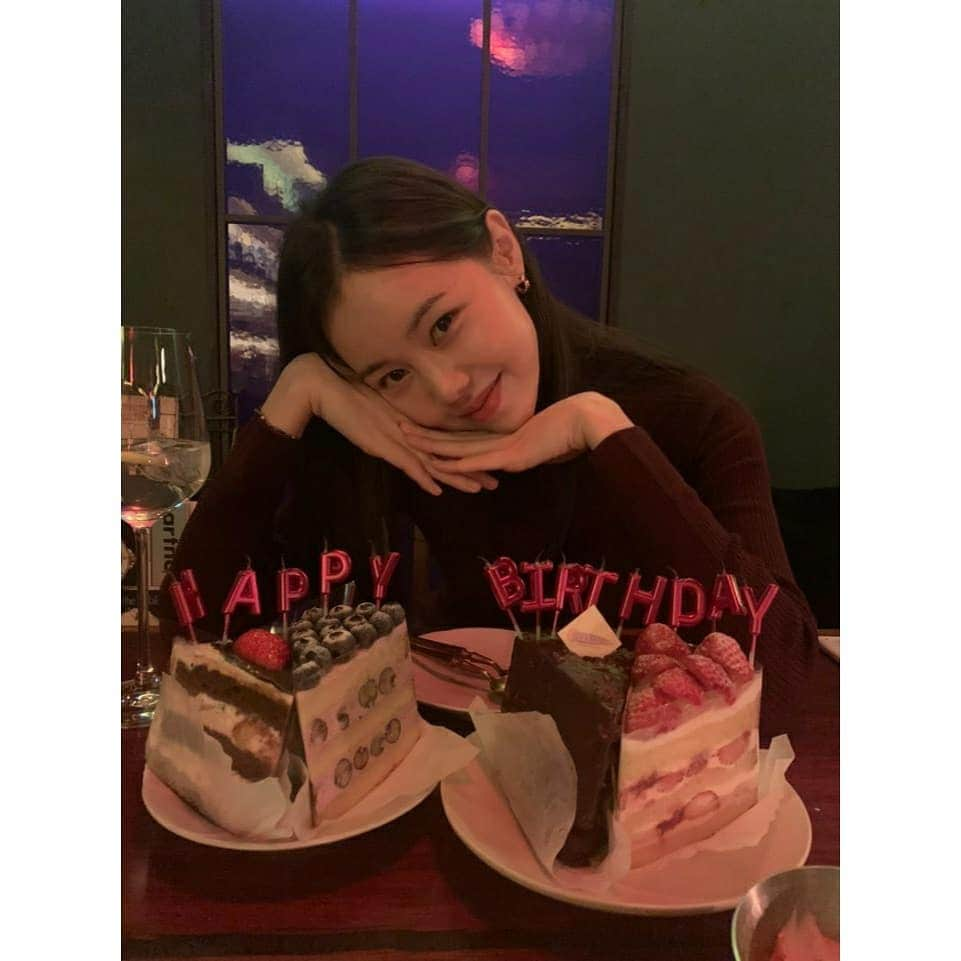 キム・イェウォンのインスタグラム：「🎂🥂👭💓 #nottoday  :)」