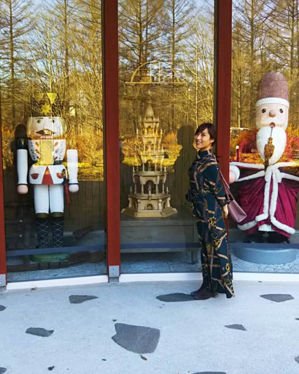 のインスタグラム：「くるみ割り人形🌟  地元はバレエを習っている子が多く 毎年12月は毎週末公演会を観に行ってたのがくるみ割り人形。  去年はオペラシティ、その前はディズニー映画。 今年は観劇ができないからどうしようかなと思っていたら ミュージアムで出逢えました♪  舞台に立ってるような気分で一枚。  今晩は素敵なholiday nightになりますよーに🌟  #くるみ割り人形 #クリスマス探し #バレエ #holy night #クリスマスの思い出 #一度踊って見たかったなぁ」