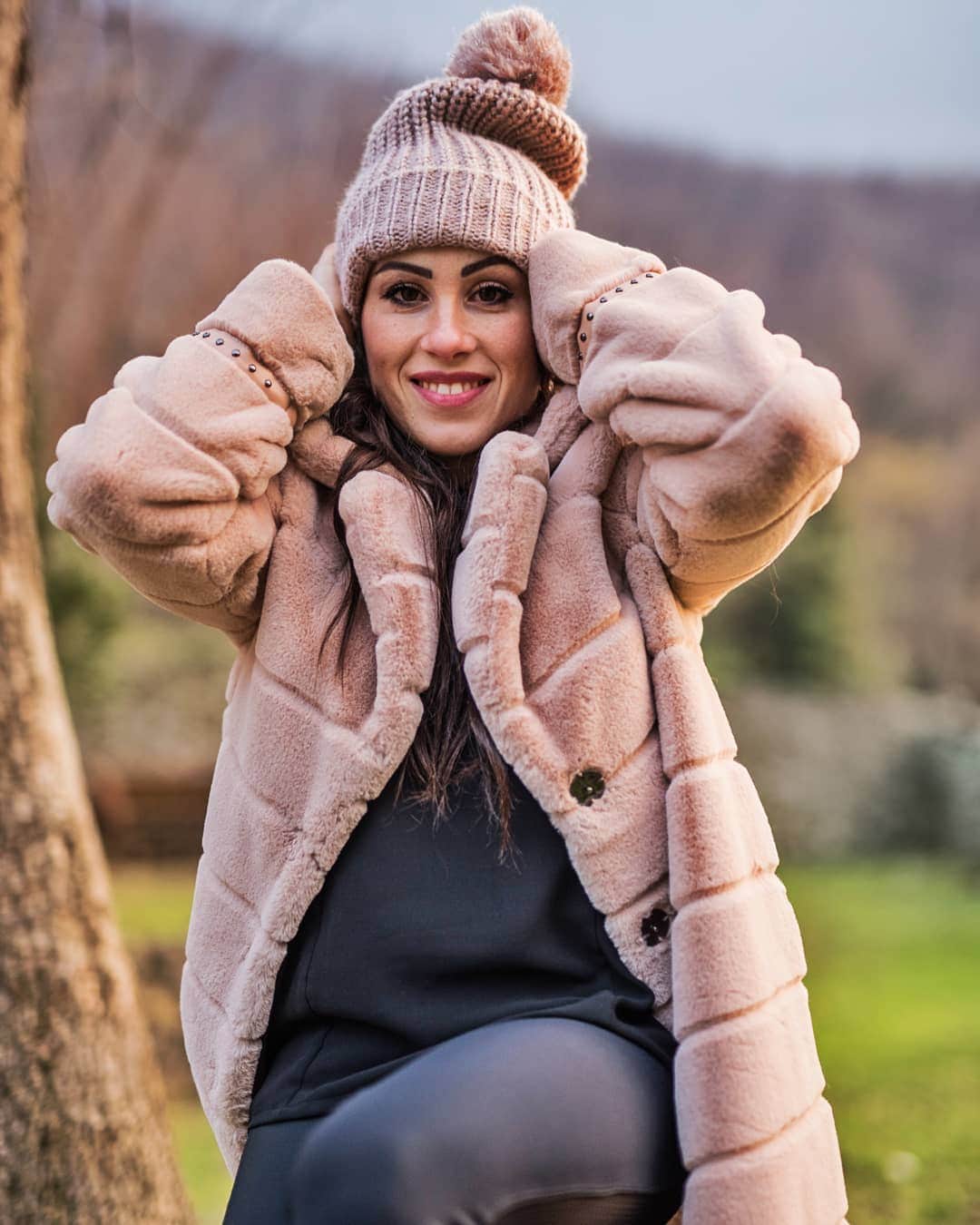 バネッサ・フェラーリのインスタグラム：「Incredibile ma vero... 🙆‍♀️ Finalmente qualche giorno di pausa!!!😍 Fino a lunedì non voglio sentire parlare di palestra, parliamo d'altro... Mmh sono curiosa, cosa mangerete di buono durante le feste?🐷 Cosa prevedono i vari menù? 🤤 Intanto buona vigilia a tutti❣️🎄🎅  #vanessaferrari #christmasiscoming #vigiliadinatale」