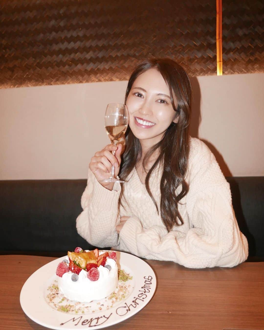 清水愛美さんのインスタグラム写真 - (清水愛美Instagram)「メリークリスマスイヴ🎄💓 * みなさんいかがお過ごしですか？💓 素敵なクリスマスを過ごせますように、、、🎅❣️ * そして食テロ失礼します🙇‍♂️笑 しゃぶしゃぶKINTANに行きました💓 本当美味しいしゃぶしゃぶ！ 大満足〜🐮💕しゃぶしゃぶ大好きです！ 舌しゃぶ美味しかったなぁ。。。 (写真撮り忘れたけど😓) * #クリスマス　#クリスマスイヴ #xmas #kintan表参道  #まだクリスマスはこれからですね💓 #merrychristmas」12月24日 23時47分 - manami_s0902